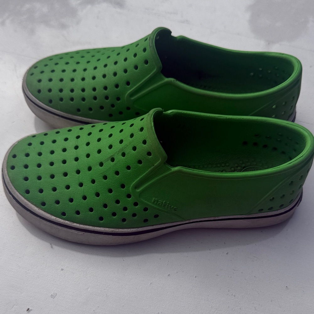 Natives Slip on Size J1